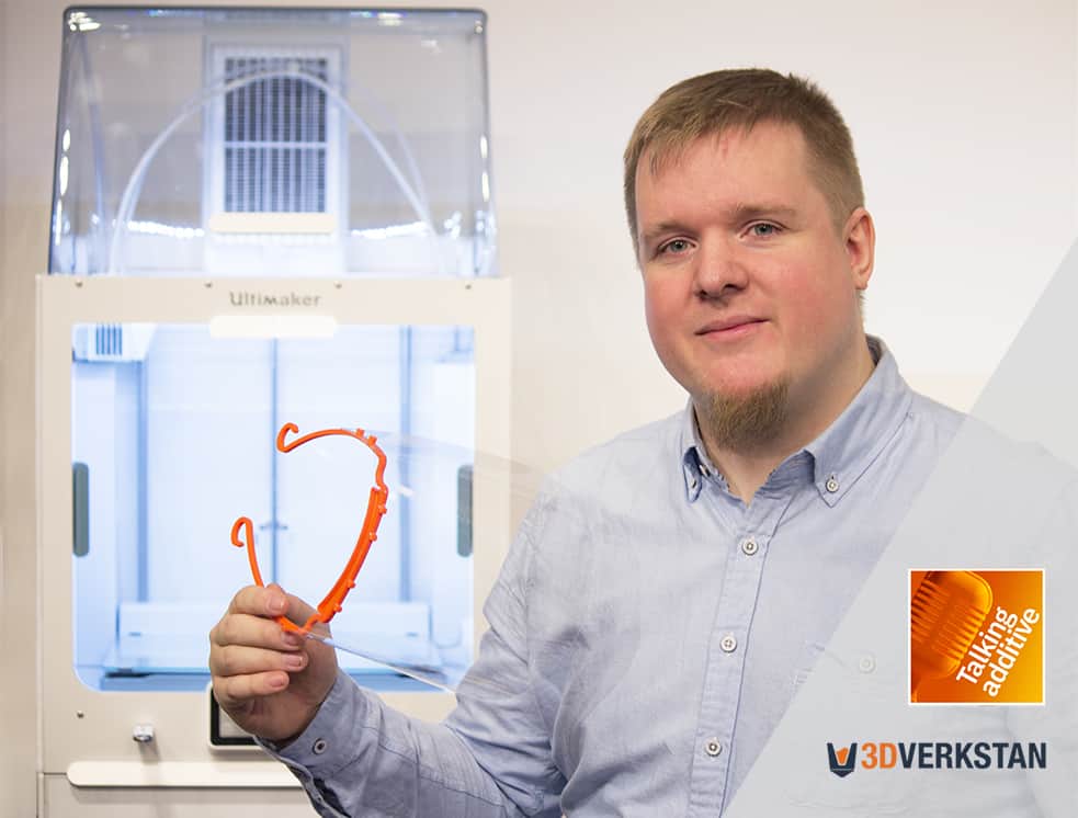 Erik Cederberg håller upp 3D-printat ansiktsvisir